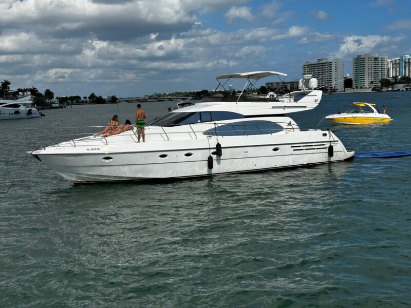 62FT Azimut available in Miami with 2 Jet Ski Included for one hrs. - Image 11